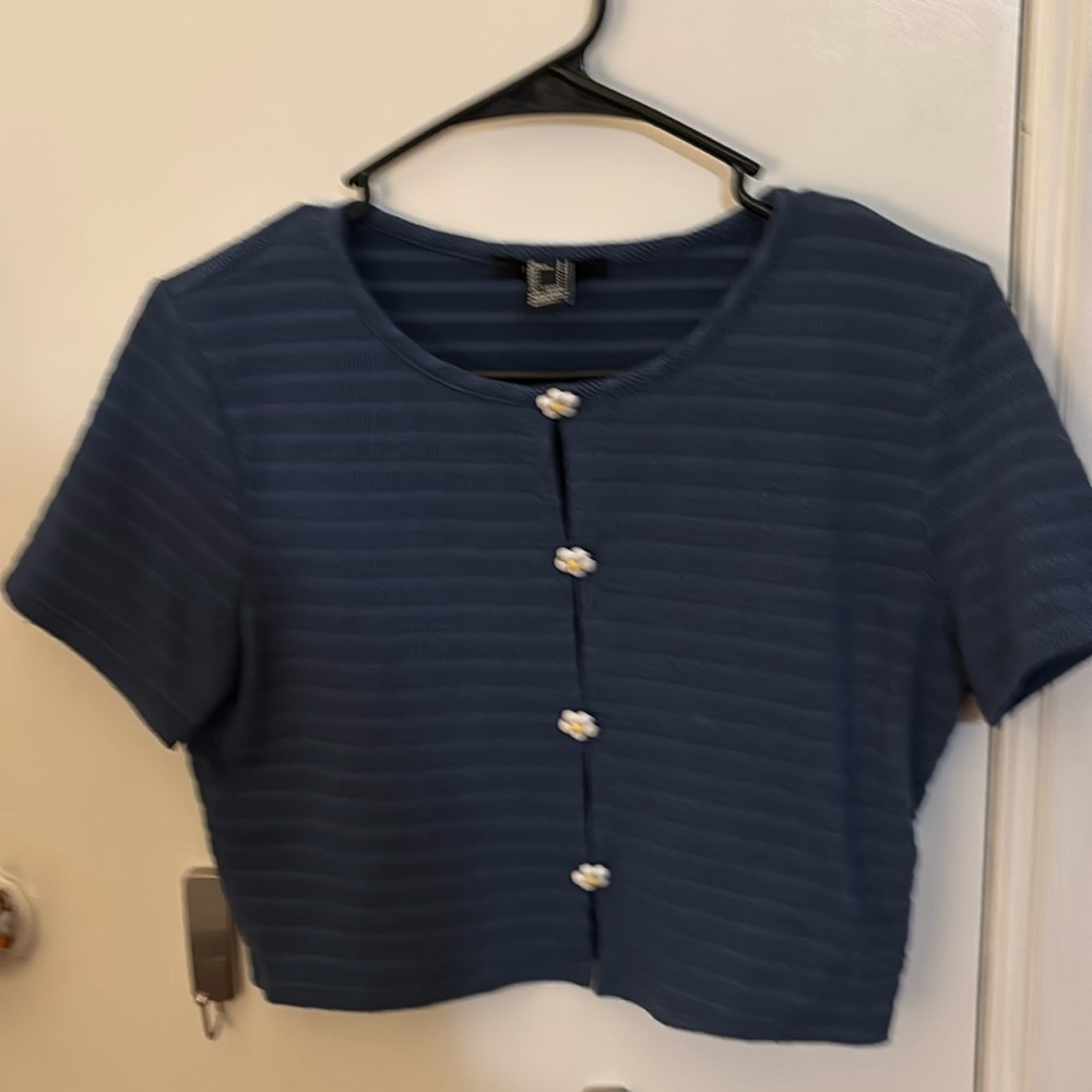 Cute crop top with daisy buttons
